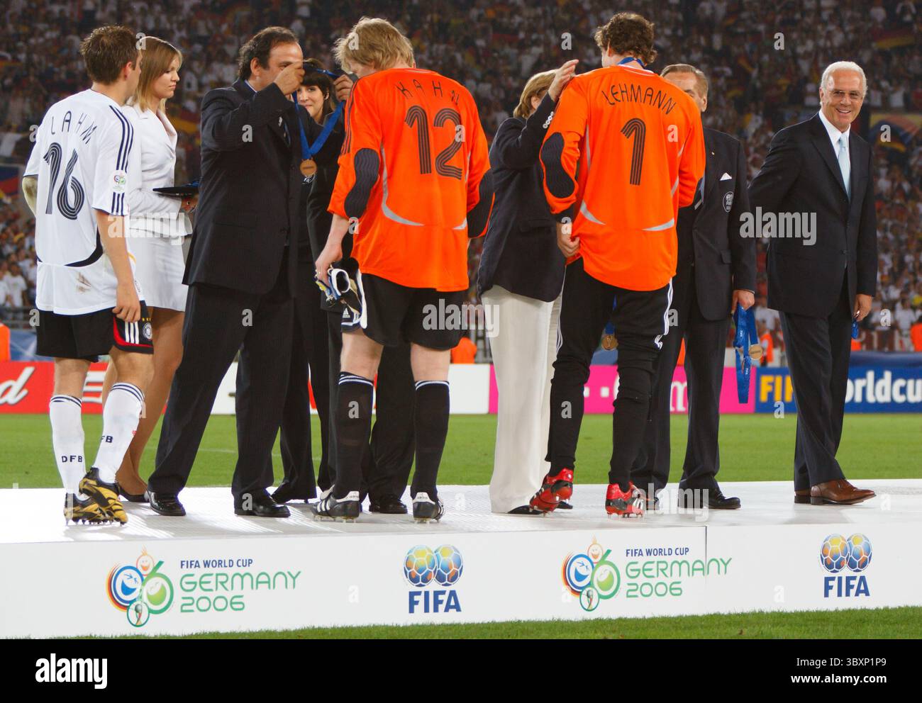 Deutsche Spieler erhalten Medaillen, nachdem sie Portugal 3-1 im Spiel der FIFA Fussball-Weltmeisterschaft am 8. Juli 2006 im Gottlieb-Daimler-Stadion in Stuttgart besiegt hatten. Nur redaktionelle Verwendung. Kommerzielle Nutzung verboten. (Foto: Jonathan Paul Larsen / Diadem Images) Stockfoto