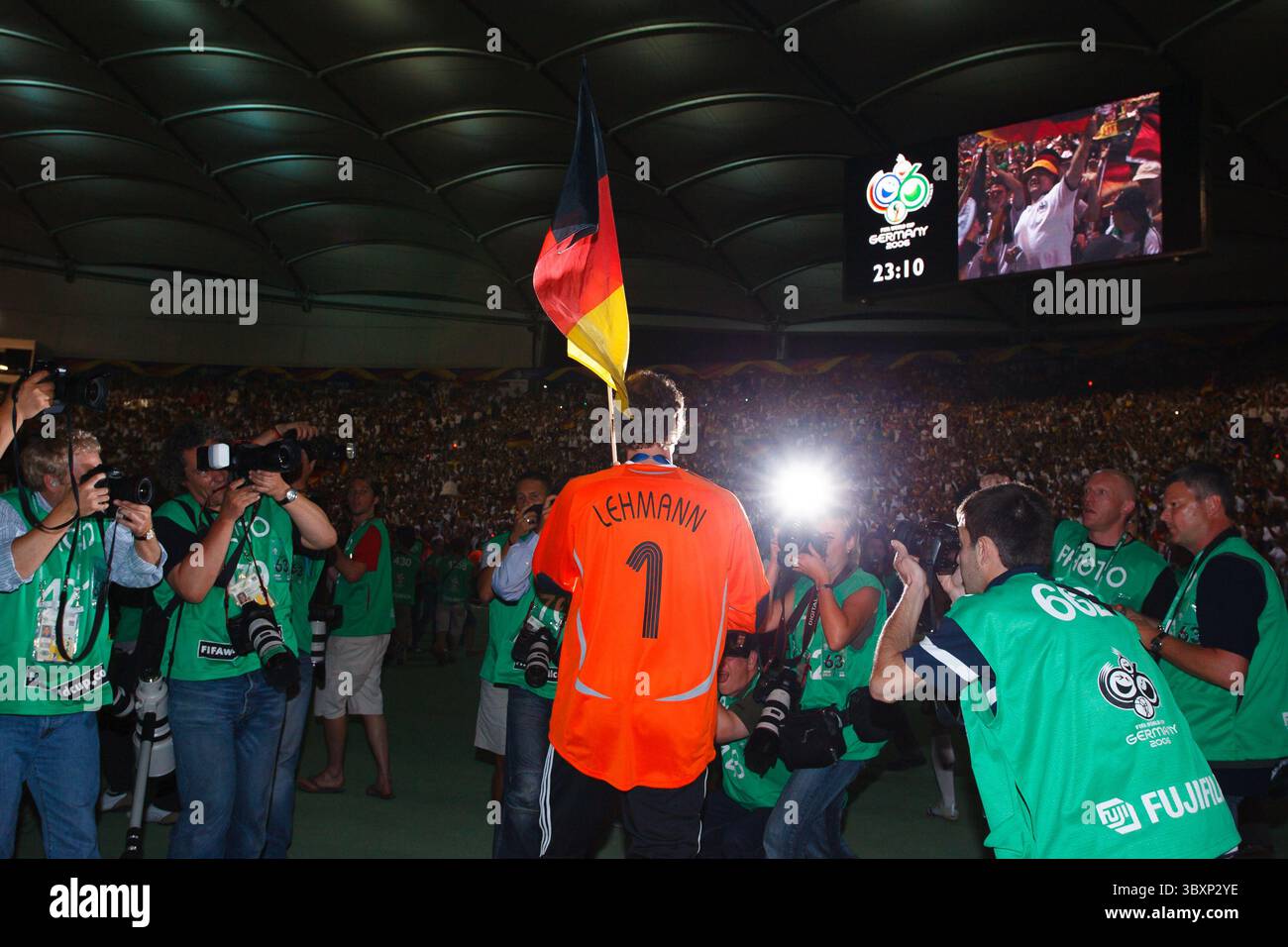 Der fahnentragende deutsche Torhüter Jens Lehmann wird von Fotografen umringt, nachdem Deutschland Portugal 3-1 beim Spiel der FIFA Fussball-Weltmeisterschaft am 8. Juli 2006 im Gottlieb-Daimler-Stadion in Stuttgart besiegt hatte. Nur redaktionelle Verwendung. Kommerzielle Nutzung verboten. (Foto: Jonathan Paul Larsen / Diadem Images) Stockfoto