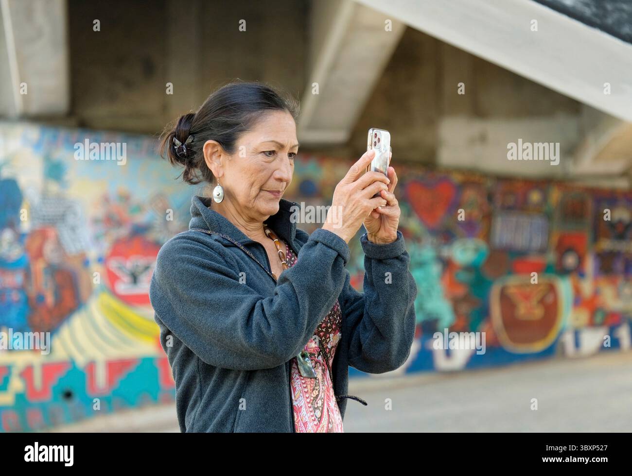 STYLELOCATIONU.S Innenminister Deb Haaland besichtigt die historischen Wandmalereien im Chicano Park am 28. September 2021 in San Diego, Kalifornien. Der Park unter der San Diego-Coronado Bridge beherbergt die größte Sammlung von Wandgemälden im Freien in den Vereinigten Staaten. (Kreditbild: © Tami A. Heilemann/USA Interior/Planet Pix über ZUMA Press Wire) Stockfoto