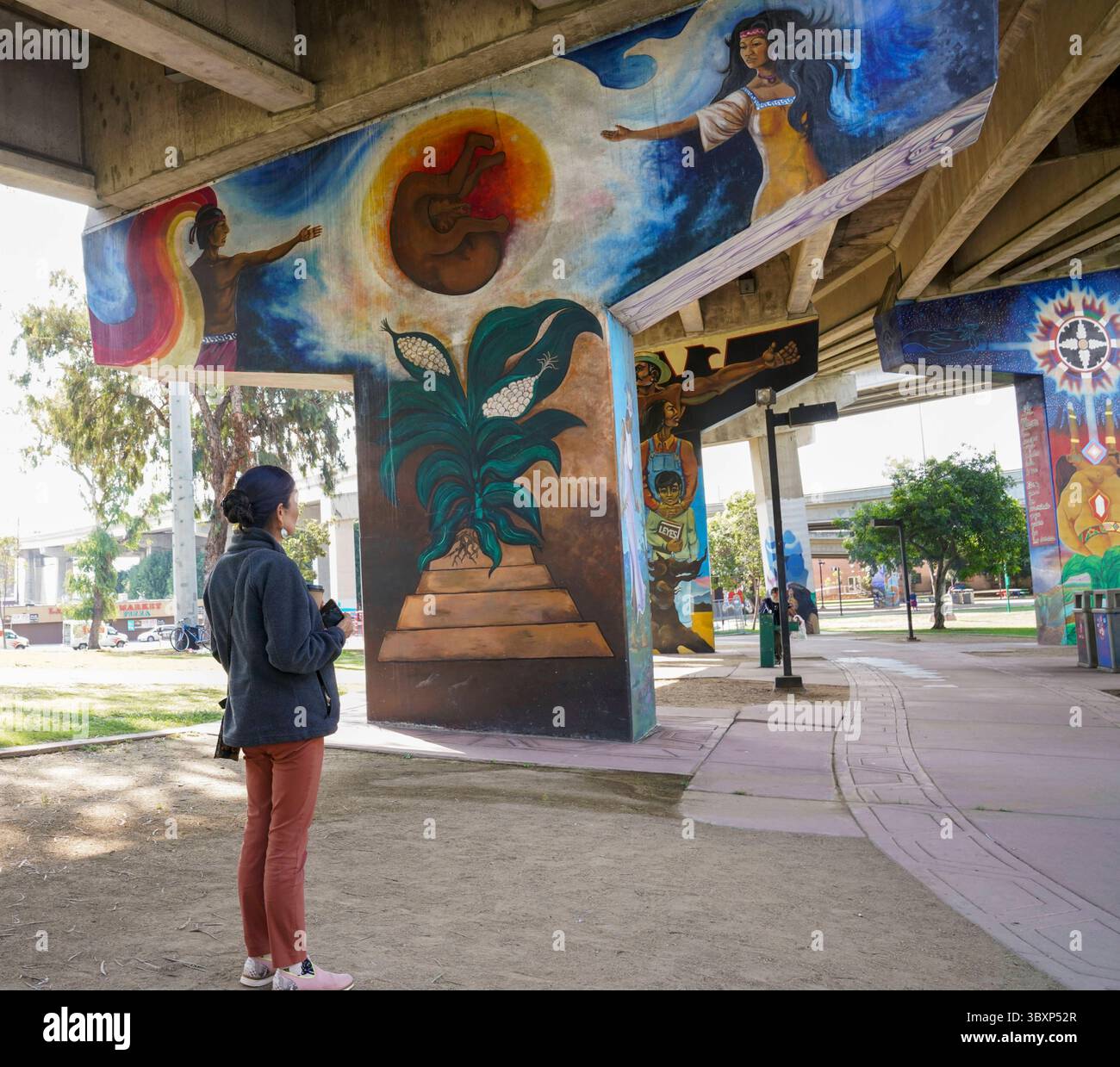 STYLELOCATIONU.S Innenminister Deb Haaland besichtigt die historischen Wandmalereien im Chicano Park am 28. September 2021 in San Diego, Kalifornien. Der Park unter der San Diego-Coronado Bridge beherbergt die größte Sammlung von Wandgemälden im Freien in den Vereinigten Staaten. (Kreditbild: © Tami A. Heilemann/USA Interior/Planet Pix über ZUMA Press Wire) Stockfoto