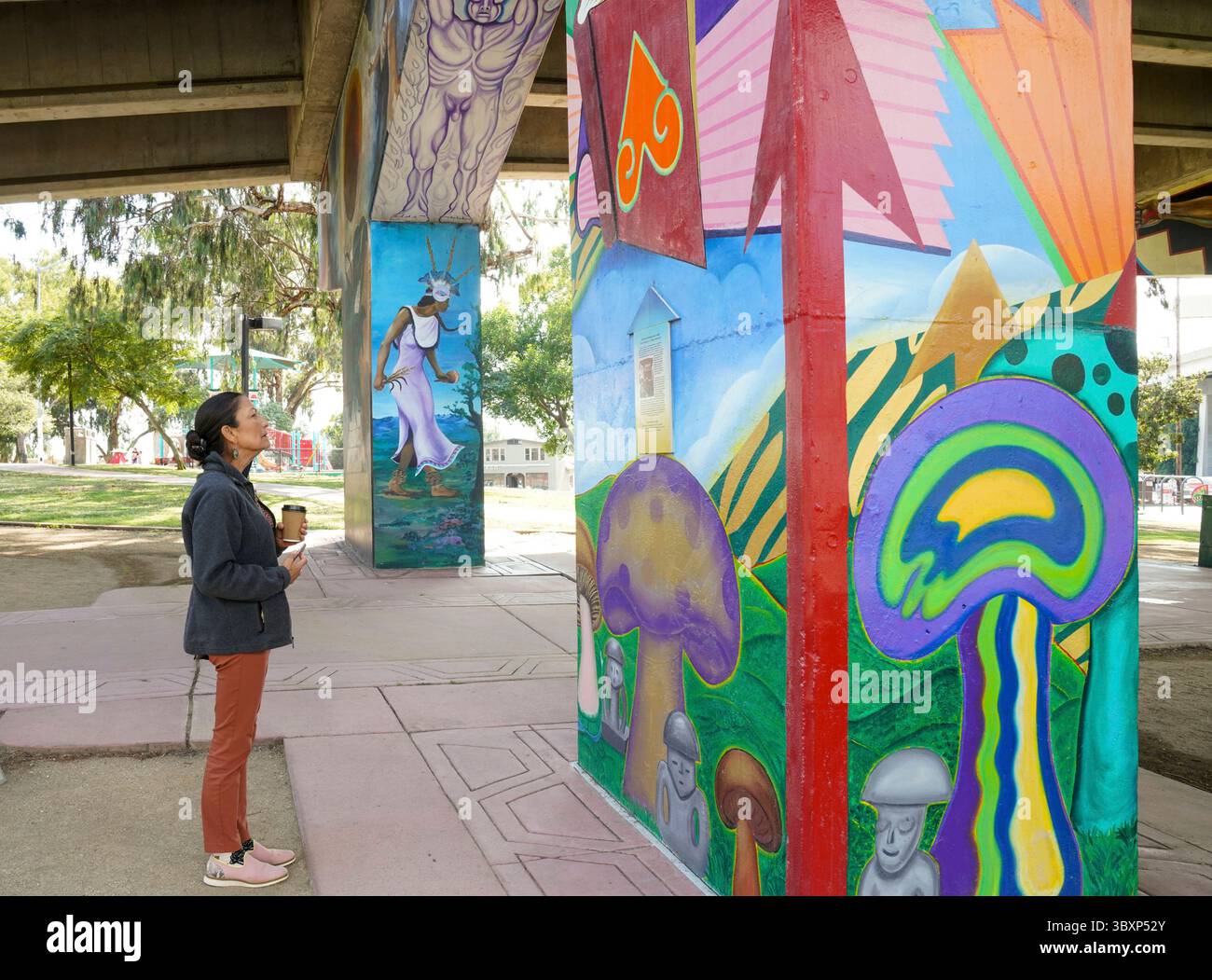 STYLELOCATIONU.S Innenminister Deb Haaland besichtigt die historischen Wandmalereien im Chicano Park am 28. September 2021 in San Diego, Kalifornien. Der Park unter der San Diego-Coronado Bridge beherbergt die größte Sammlung von Wandgemälden im Freien in den Vereinigten Staaten. (Kreditbild: © Tami A. Heilemann/USA Interior/Planet Pix über ZUMA Press Wire) Stockfoto