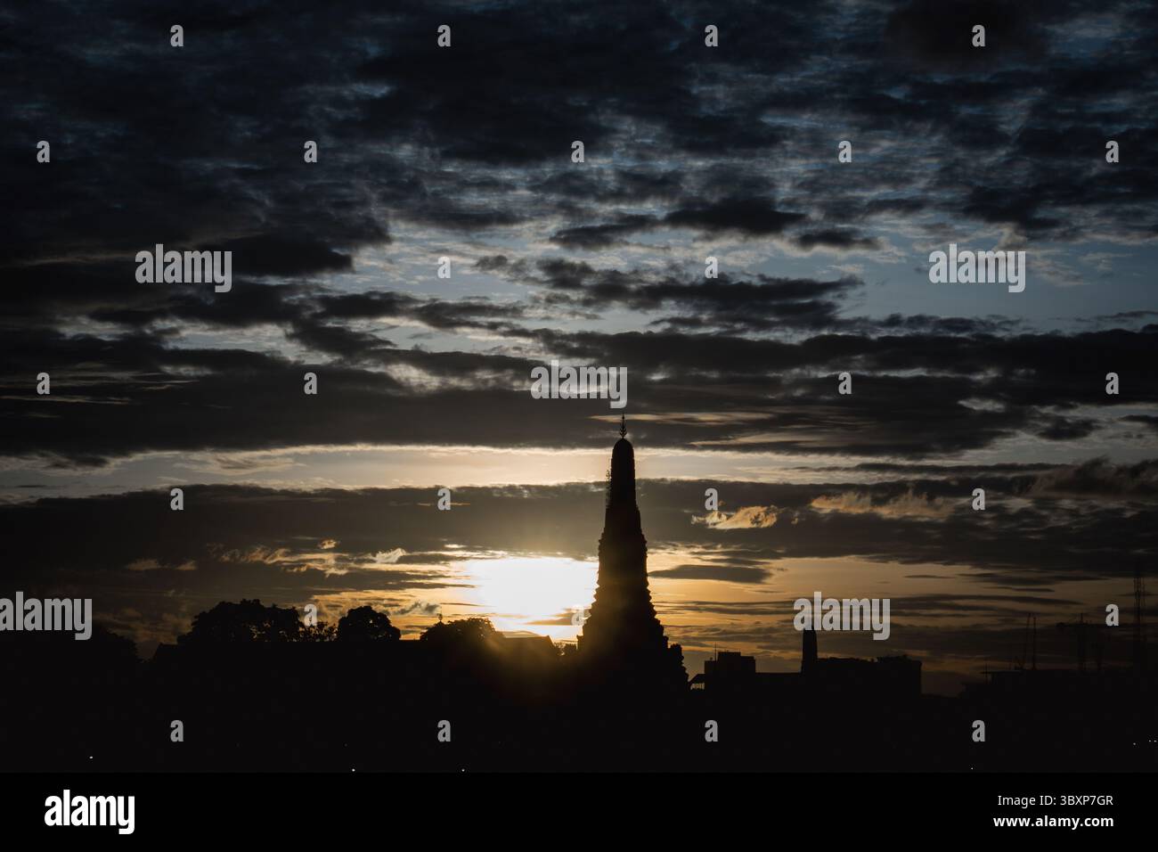 Thailand. Juli 2025. Die zentrale Pagode des Wat Arun ist bei Sonnenuntergang von der anderen Seite des Chao Phraya Flusses in Bangkok zu sehen. Thailands berühmter Wat Arun, oder Tempel der Dämmerung, wurde in die Liste der UNESCO-Weltkulturerbestätten aufgenommen. Die zentrale Pagode mit Blick auf den Fluss Chao Phraya in Bangkok wird für ihre kulturelle, historische und architektonische Bedeutung gefeiert. Das Ministerium für Kultur und Kunst wird nun mit dem formellen Nominierungsprozess beginnen, um die volle Anerkennung durch die UNESCO zu sichern. (Credit Image: © ploy Phutpheng/SOPA images via ZUMA Press Wire) NUR REDAKTIONELLE VERWENDUNG! Nicht für Co Stockfoto