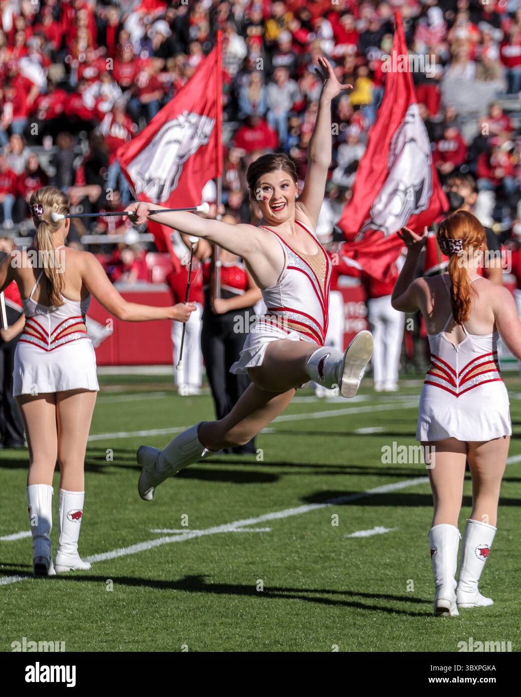 26. November 2021 in Fayetteville, Arkansas, USA: Arkansas Razorbacks Majorette tritt mit der Band auf, bevor Arkansas bei Donald W. Reynolds Razorback gegen den Missouri gewann. (Kreditbild: © Brent Soule/ZUMA Press Wire) Stockfoto
