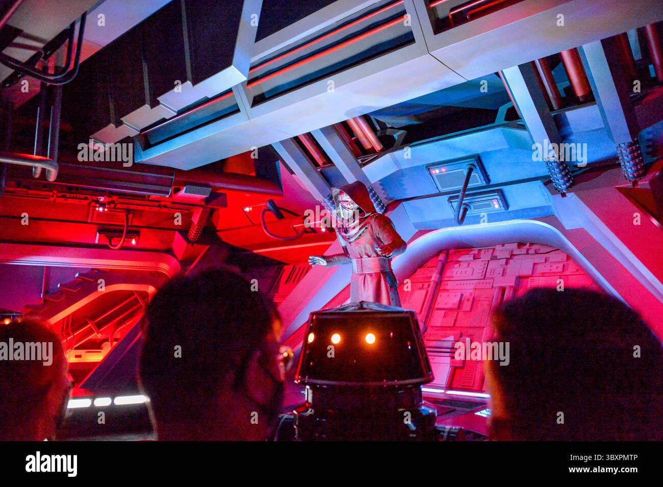27. November 2021, Orlando, Florida, USA: Kylo Ren, wie auf Inside the Ride of the Resistance Ride in den DisneyÃs Hollywood Studios in Orlando, Florida am 27. November 2021 zu sehen war. (Bild: © Joseph Prezioso/ZUMA Press Wire) Stockfoto