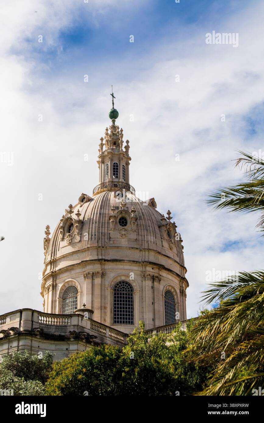 Glockentürme der Basilika Estrela oder Königliche Basilika und Kloster des heiligsten Herzens Jesu, Lissabon, Portugal. Stockfoto