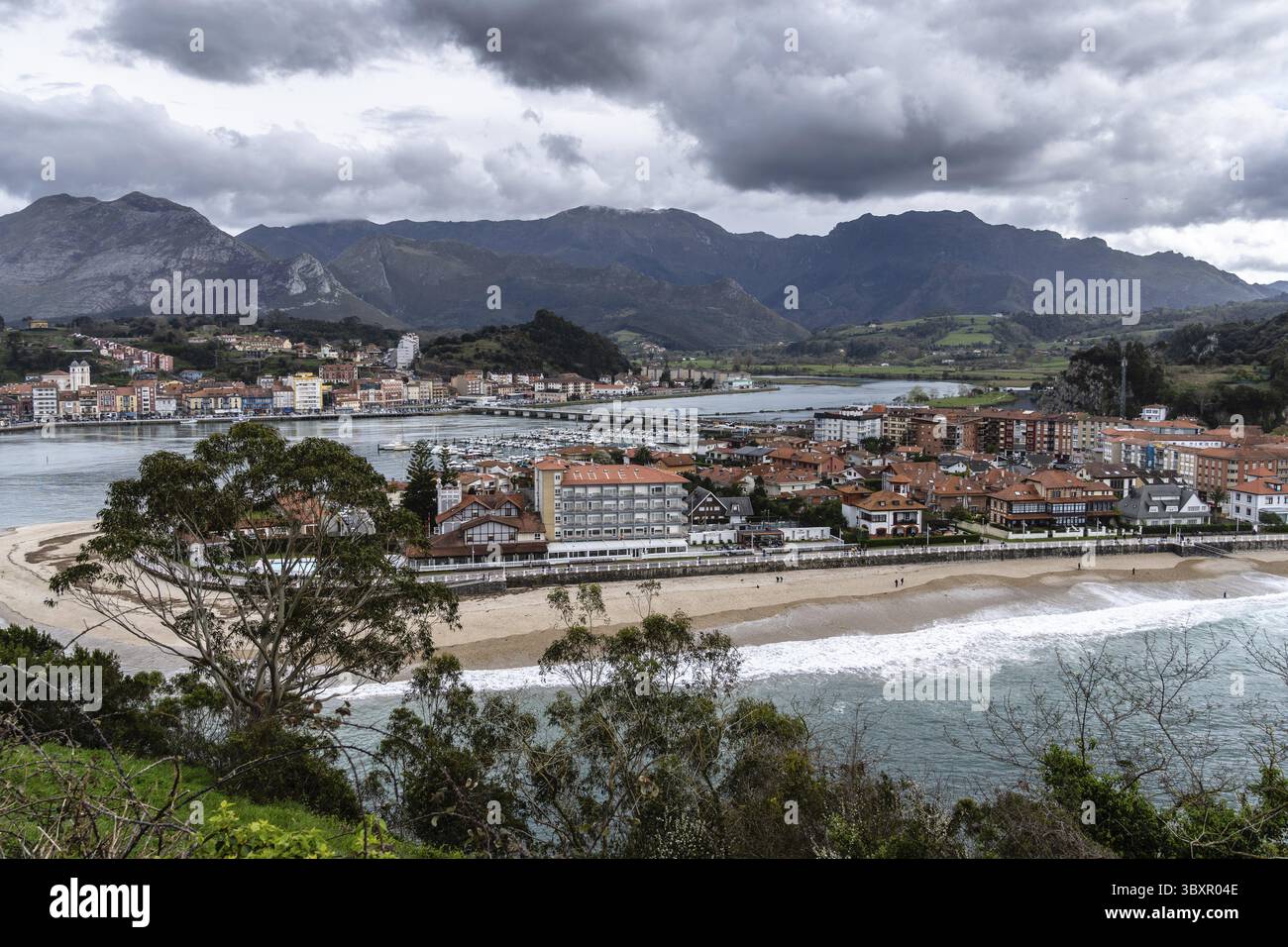 Panoramablick auf die schöne Stadt Ribadesella in Asturien, Spanien Stockfoto