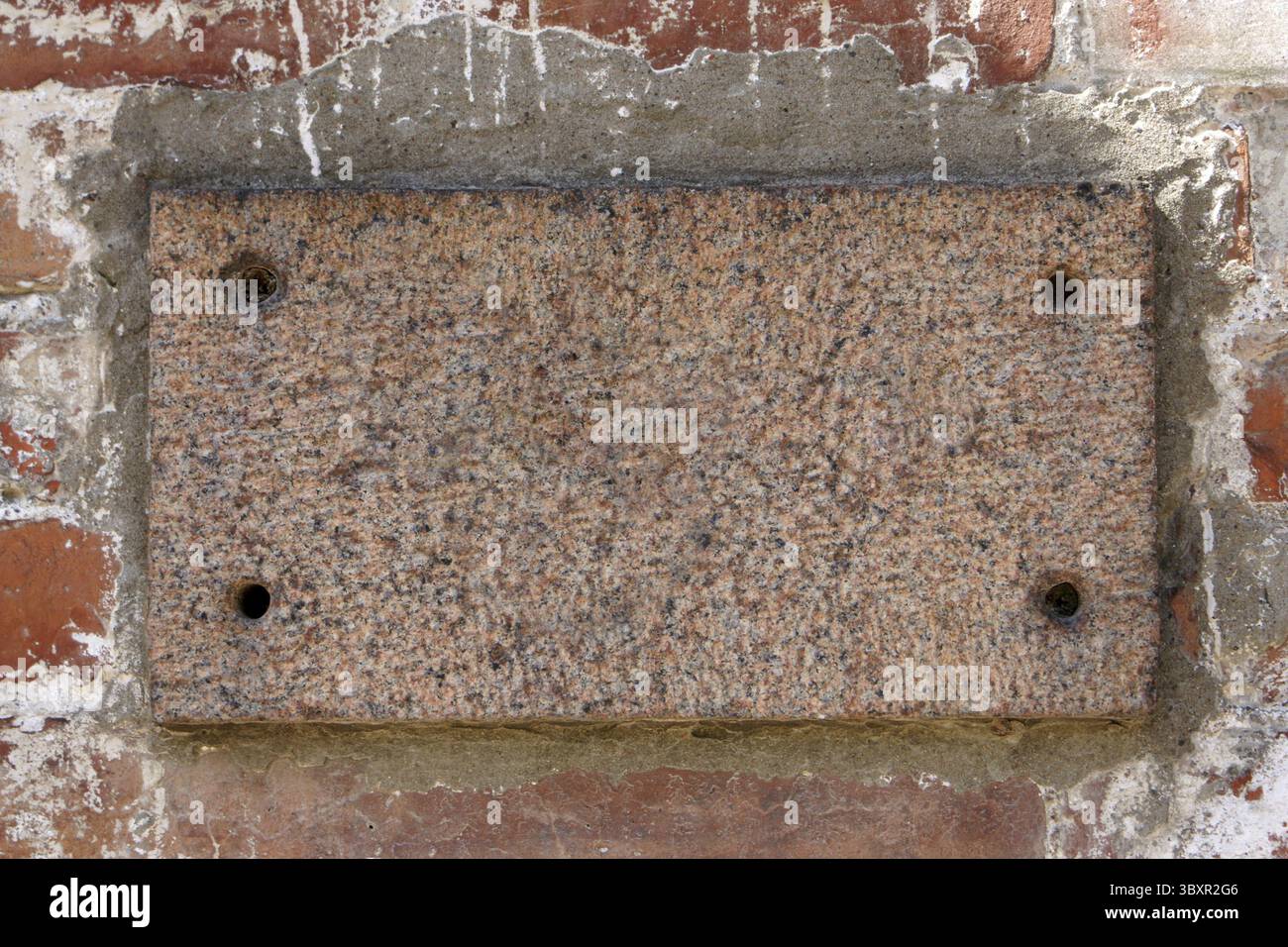 Alte Ziegelwand mit einer leeren Marmorplatte, für Hintergründe oder Texturen Stockfoto