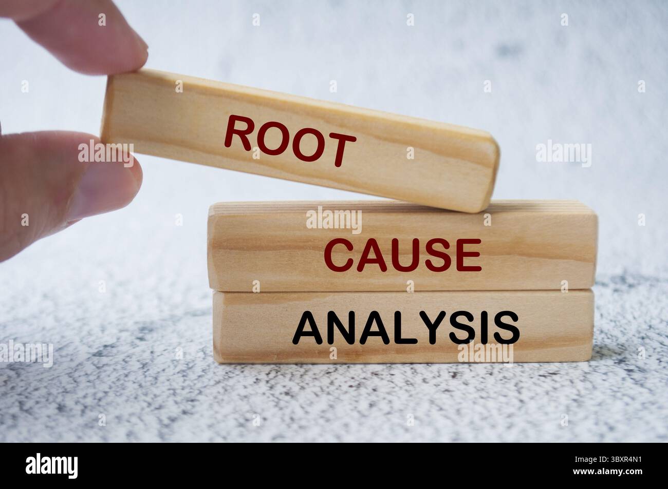 Text zur Ursachenanalyse auf Holzblöcken. Geschäfts- und Problemanalysekonzept Stockfoto