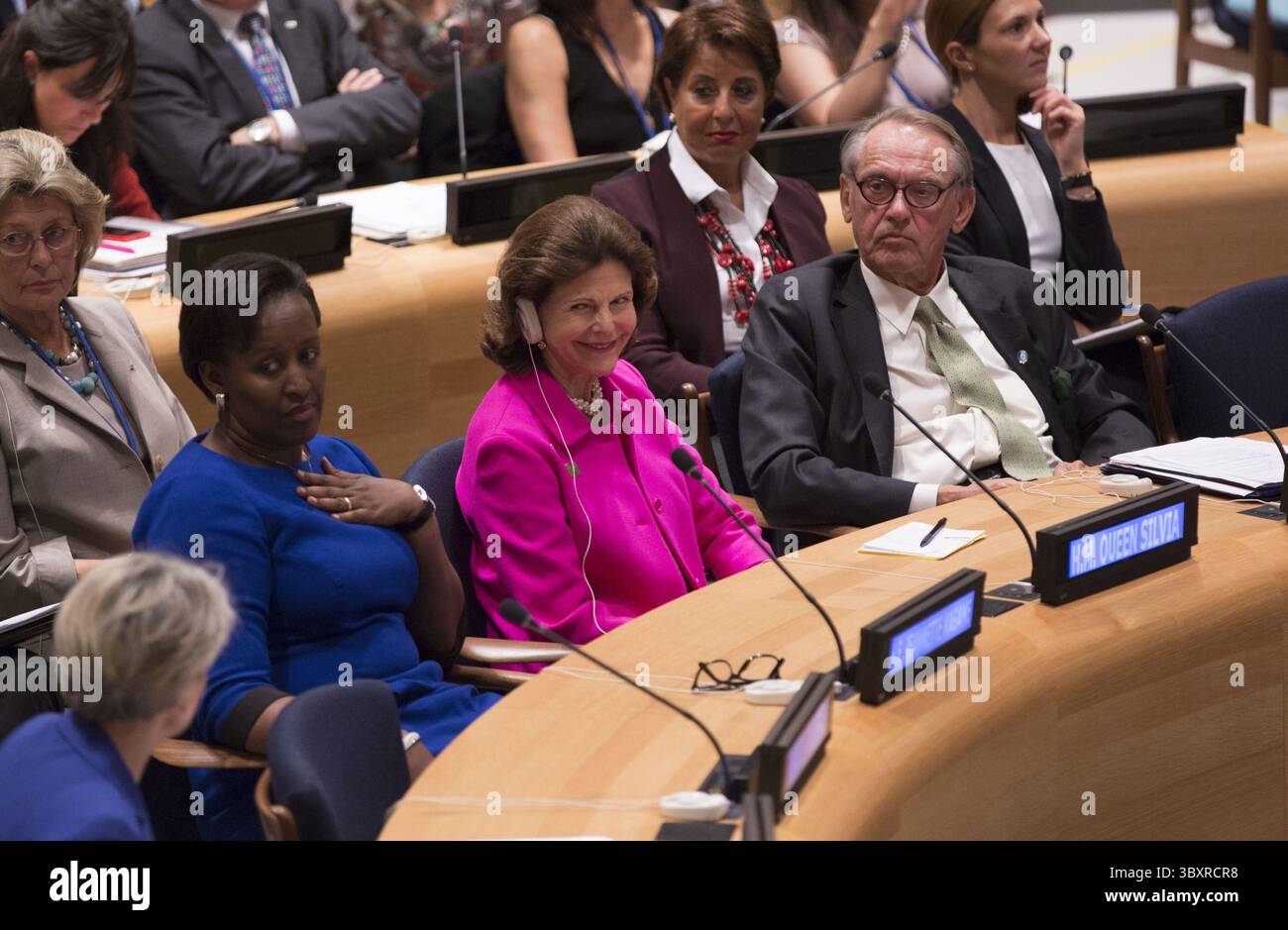 24. September 2015 - New York City, NY, Vereinigte Staaten - Ihre Majestät Königin Silvia (2. Von rechts) von Schweden nahm zusammen mit dem stellvertretenden Generalsekretär Jan Eliasson an einer hochrangigen Veranstaltung zum Ã?â??Call to Action for Children and the SDGsÃ?â??? Teil Von Schweden und der World Childhood Foundation Today am Hauptsitz der Vereinten Nationen in New York City (Bild: © Luiz Rampelotto/ZUMA Press Wire) Stockfoto