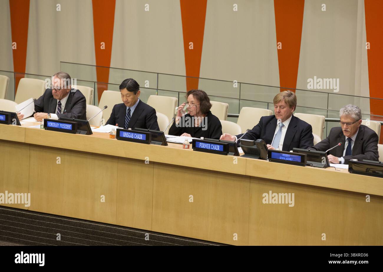 November 2015 - New York City, NY, Vereinigte Staaten - (von links) - Stellvertretender Generalsekretär Jan Eliasson, Kronprinz Naruhito von Japan, Uschi Eid, Vorsitzender des UNSGAB, König Willem-Alexander von den Niederlanden und PGA Mogens Lykketoft während des UN-Sekretärs GeneralÃ¢â?¬â?¢Beirat (UNSGAB) für Wasser und Abwasserentsorgung (organisiert von UNSGAB, Abteilung für nachhaltige Entwicklung) © Dampiz City) Stockfoto
