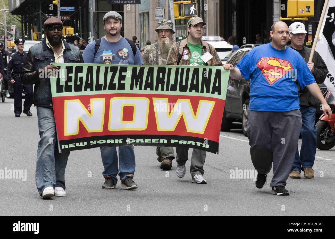 7. Mai 2016 - New York, NY, Vereinigte Staaten - Hunderte von Menschen nahmen an der jährlichen NYC Cannabis Parade & Rally Teil, um die Legalisierung des Krauts für Freizeit und medizinische Zwecke am Union Square New York zu unterstützen. (Foto: © Luiz Rampelotto/ZUMA Press Wire) Stockfoto