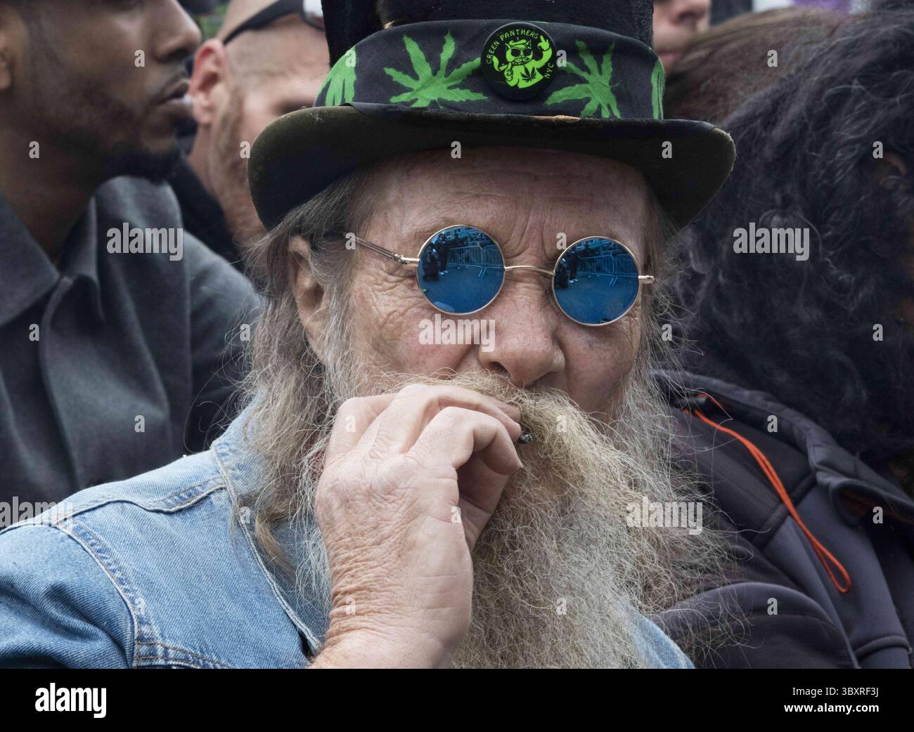 7. Mai 2016 - New York, NY, Vereinigte Staaten - Ein Mann raucht Cannabis während der jährlichen NYC Cannabis Parade & Rally, um die Legalisierung des Krauts für Freizeit- und medizinische Zwecke am Union Square New York zu unterstützen. (Foto: © Luiz Rampelotto/ZUMA Press Wire) Stockfoto