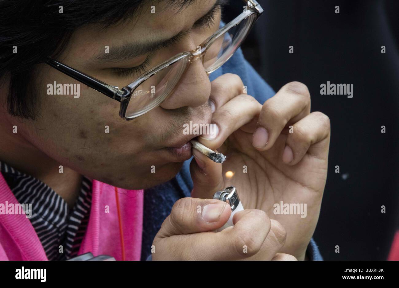 7. Mai 2016 - New York, NY, Vereinigte Staaten - Ein Mann raucht Cannabis während der jährlichen NYC Cannabis Parade & Rally, um die Legalisierung des Krauts für Freizeit- und medizinische Zwecke am Union Square New York zu unterstützen. (Foto: © Luiz Rampelotto/ZUMA Press Wire) Stockfoto