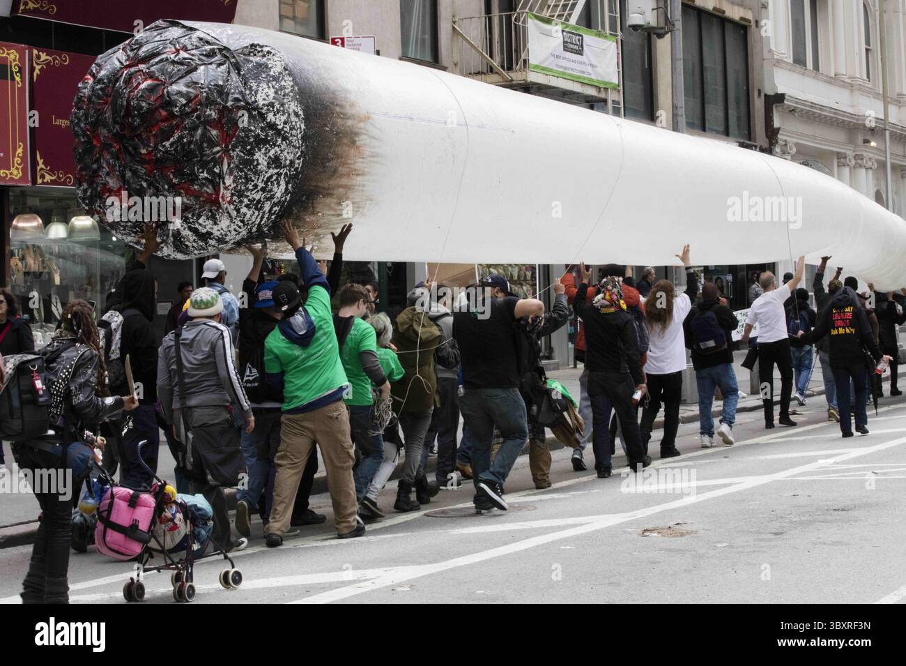 7. Mai 2016 - New York, NY, Vereinigte Staaten - Hunderte von Menschen nahmen an der jährlichen NYC Cannabis Parade & Rally Teil, um die Legalisierung des Krauts für Freizeit und medizinische Zwecke am Union Square New York zu unterstützen. (Foto: © Luiz Rampelotto/ZUMA Press Wire) Stockfoto