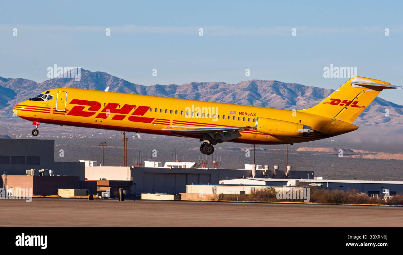 Tucson Intl. Flughafen 3-23-2006 Tucson AZ USA DHL Express McDonnell-Douglas DC-9-30 N985AX Ankunft am Tucson International Airport Stockfoto