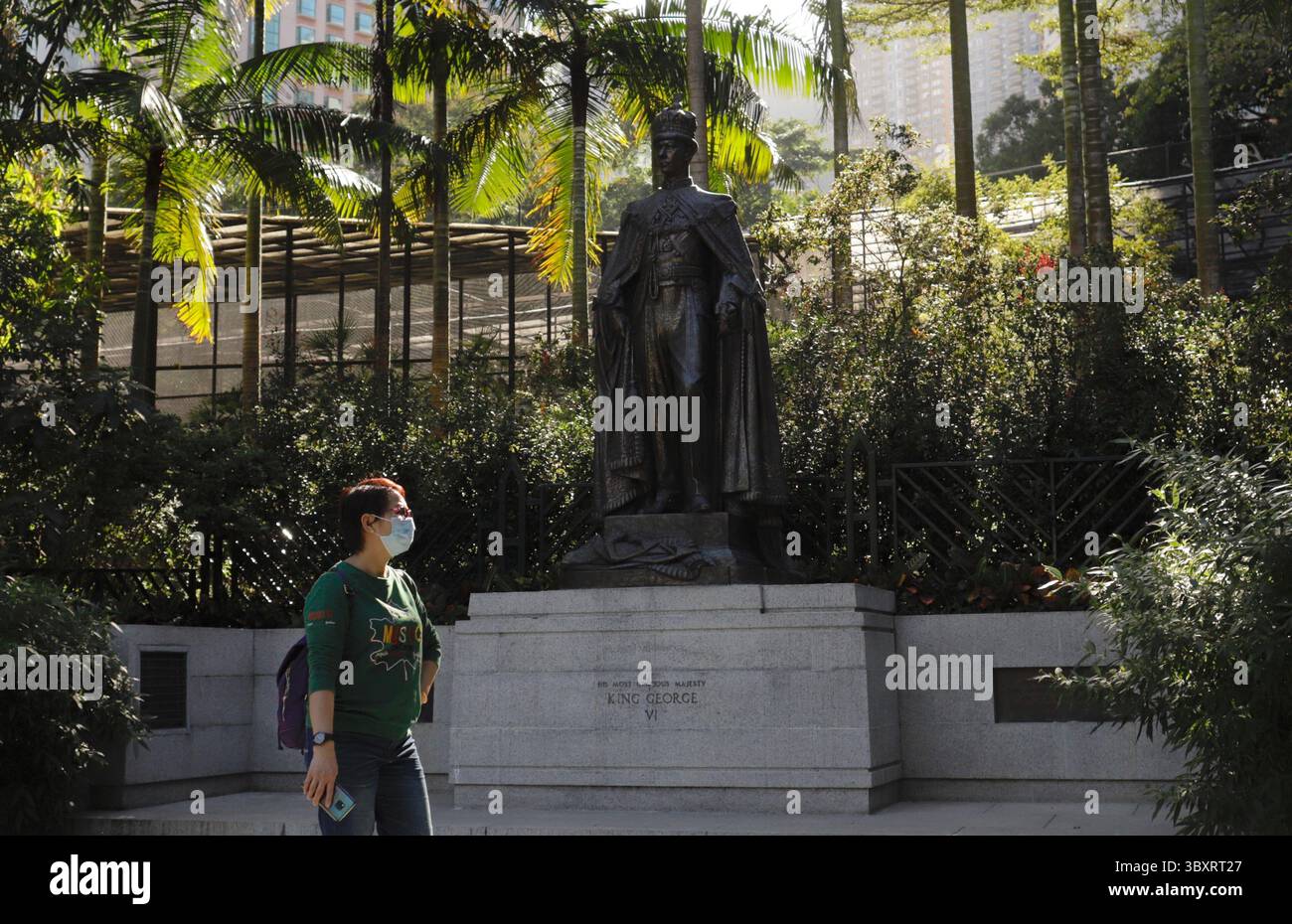 Dezember 2021, HONGKONG, CHINA: Frau steht vor der Bronzestatue von König Georg VI. Von Großbritannien im Zoologischen & Botanischen Garten in Hongkong, während der Garten sein 150-jähriges Jubiläum feiert.Dez-3 2021Hongkong.ZUMA/Liau Chung-ren (Kreditbild: © Liau Chung-ren/ZUMA Press Wire) Stockfoto
