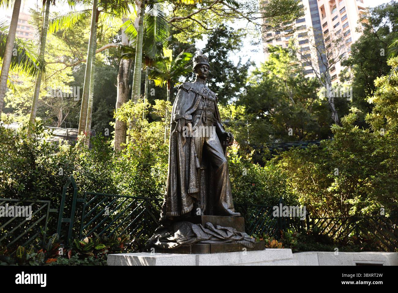 Dezember 2021, HONGKONG, CHINA: Stehende Bronzestatue von König Georg VI. Von Großbritannien im Zoologischen & Botanischen Garten in Hongkong anlässlich des 150-jährigen Bestehens.Dez-3 2021Hongkong.ZUMA/Liau Chung-ren (Kreditbild: © Liau Chung-ren/ZUMA Press Wire) Stockfoto