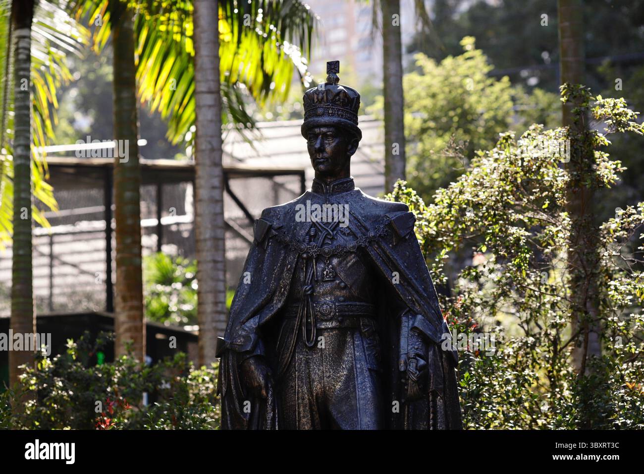 Dezember 2021, HONGKONG, CHINA: Bronzestatue von König Georg VI. Von Großbritannien im Zoological & Botanical Garden in Hongkong, während der Garten sein 150-jähriges Jubiläum feiert.Dez-3.2021Hongkong.ZUMA/Liau Chung-ren (Kreditbild: © Liau Chung-ren/ZUMA Press Wire) Stockfoto