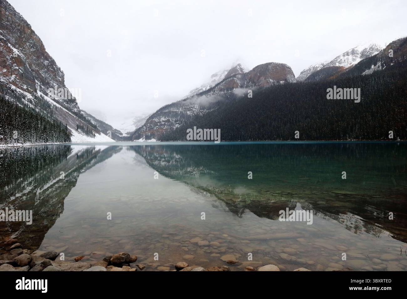 8. Oktober 2018, Lake Louise, Alberta, Kanada: Immergrüne und schneebedeckte Rocky Mountains spiegeln sich an einem nebeligen Morgen in Alberta, Kanada, in den ruhigen Gewässern des Lake Louise. (Kreditbild: © Chuck David / Vwpics/VW Pics via ZUMA Press Wire) Stockfoto