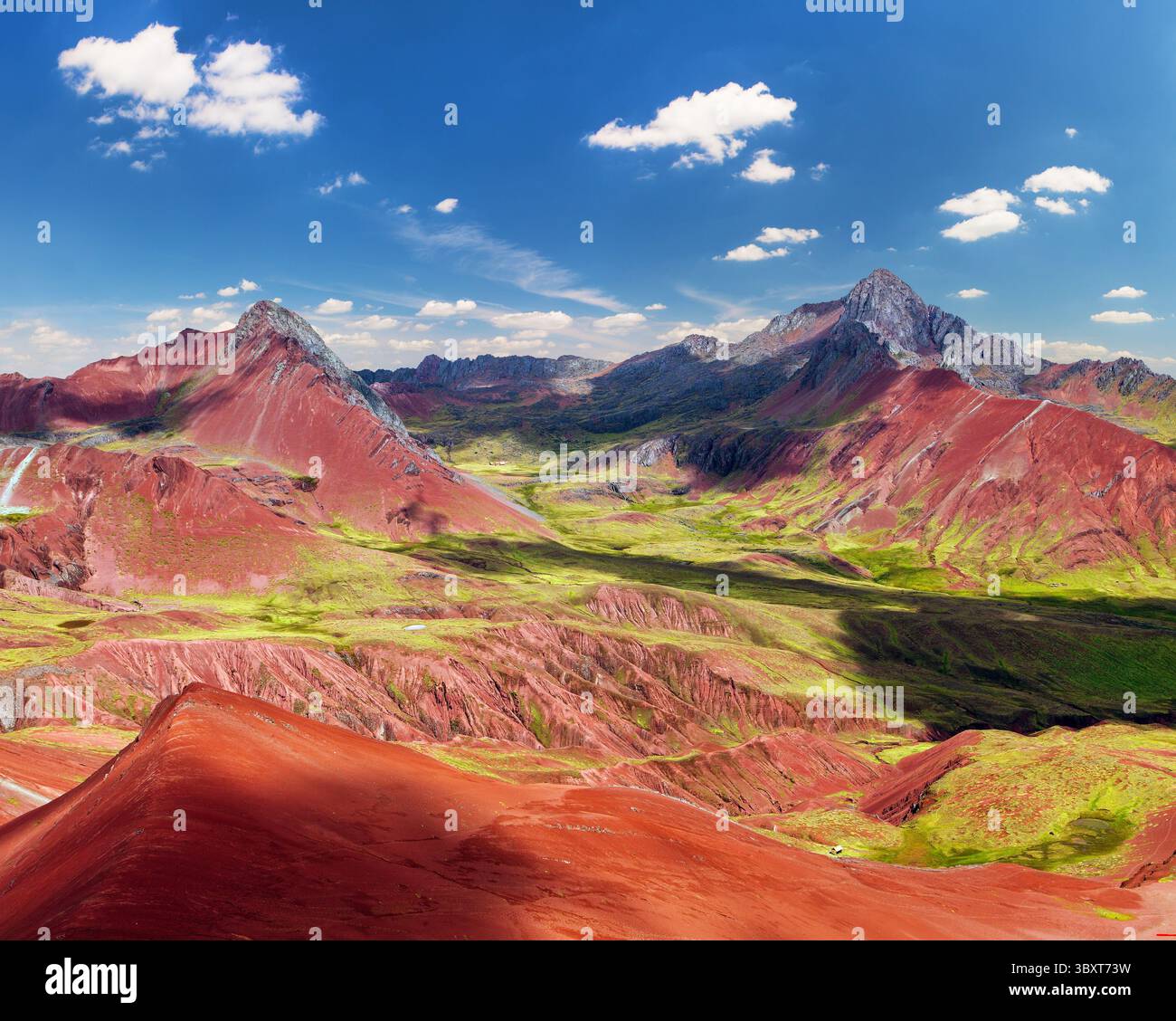 Rainbow Mountain oder Vinicunca Montana de Siete Colores und wunderschöner Himmel, Cuzco Region in Peru, peruanische Anden, Panoramablick Stockfoto