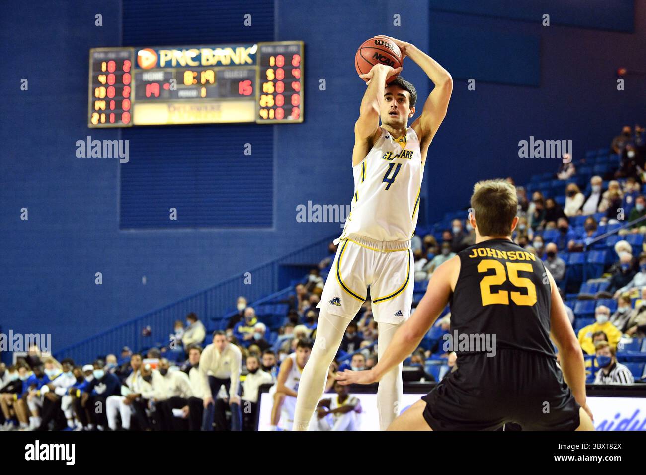 5. Dezember 2021, Newark, Delaware, USA: Delaware Fightin Blue Hens Guard GIANMARCO ARLETTI (4) steigt während des NCAA-Basketballspiels im Bob Carpenter Center in Newark auf. Delaware schlug UMBC 70-60 und blieb in dieser Saison perfekt zu Hause. (Bild: © Ken Inness/ZUMA Press Wire) Stockfoto