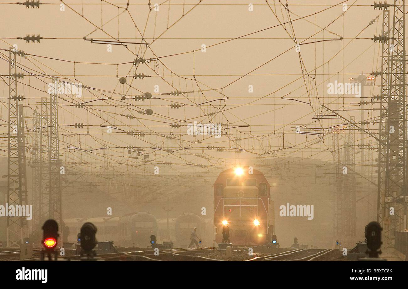 8. Juli 2007, PEKING, CHINA: Am Ende eines von ungewöhnlich hohen Temperaturen und starker Verschmutzung dominierten Wochenendes verlässt ein Personenzug am 8. Juli 2007 den Hauptbahnhof von Peking. Die staatliche Umweltschutzbehörde (EPA) hat im Juni in Peking über 850 Partikel pro Quadratmeter registriert, das Achtfache der Norm. Die EPA sagte, solche Messungen seien ein „ernstes Problem“. (Bild: © Stephen Shaver/ZUMA Press Wire) Stockfoto
