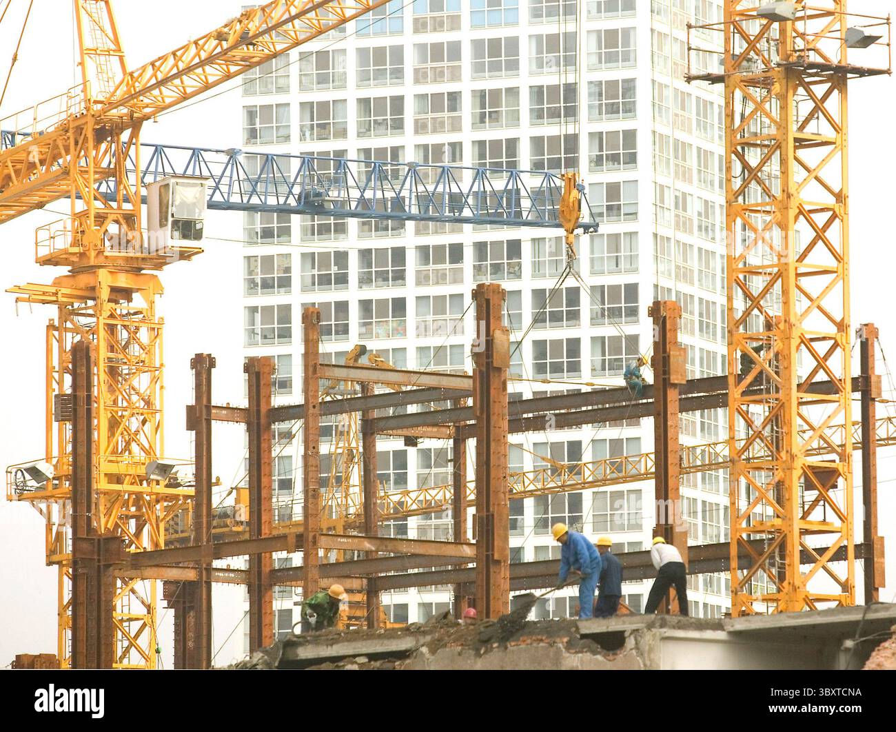 29. Oktober 2007, PEKING, CHINA: Chinesische Arbeiter arbeiten am 29. Oktober 2007 auf einer riesigen Baustelle im schnell wachsenden zentralen Geschäftsviertel Pekings. Chinas aufgeladene Wirtschaft wuchs im dritten Quartal um erstaunliche 11,5 Prozent und verlangsamte sich leicht, blieb aber auf dem richtigen Weg, Deutschland innerhalb von Wochen als drittgrößte der Welt zu überholen, wie Daten aus der vergangenen Woche berichtet wurden. (Bild: © Stephen Shaver/ZUMA Press Wire) Stockfoto