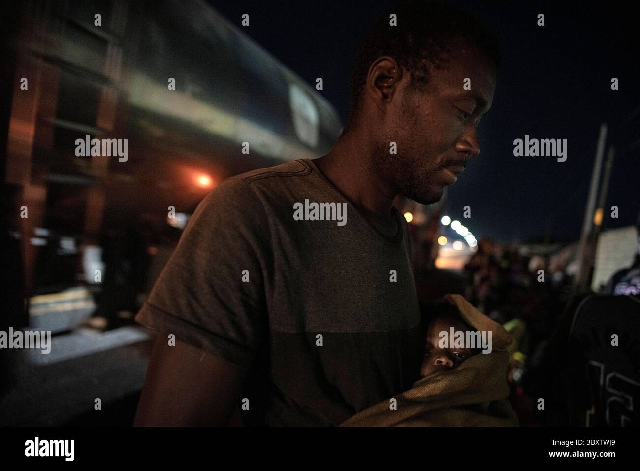 17. Dezember 2021, Tapachula, Chiapas, Mexiko: Haitianische Migranten, darunter JEAN MILOT, der sein krankes, achtmonatiges MIKAEL-Lager mit der Hoffnung auf einen Bus des National Institute of Migration am Rande der A-Autobahn in Chiapas trägt. (Bild: © Richard Tsong-Taatarii/ZUMA Press Wire) Stockfoto 17. Dezember 2021, Tapachula, Chiapas, Mexiko: Haitianische Migranten, darunter JEAN MILOT, der sein krankes, achtmonatiges MIKAEL-Lager mit der Hoffnung auf einen Bus des National Institute of Migration am Rande der A-Autobahn in Chiapas trägt. (Bild: © Richard Tsong-Taatarii/ZUMA Press Wire) Stockfoto
