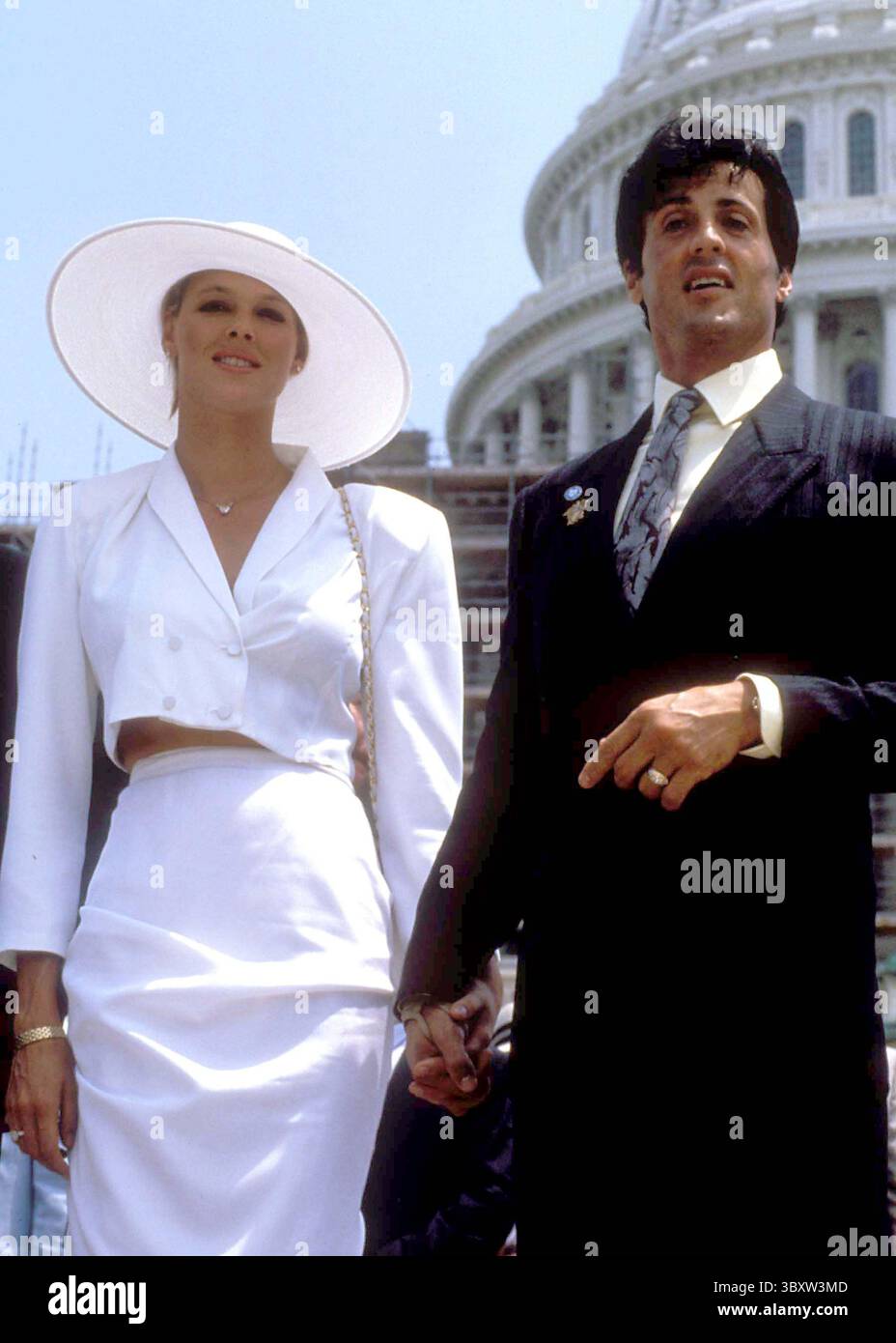 1986, Washington, District of Columbia, USA: Die Schauspieler SYLVESTER STALLONE und BRIGITTE NIELSEN tragen einen weißen Hut in Washington DC im Jahr 1986. (Foto: © Brad Markel/Globe Photos via ZUMA Wire/ZUMAPRESS.com) Stockfoto