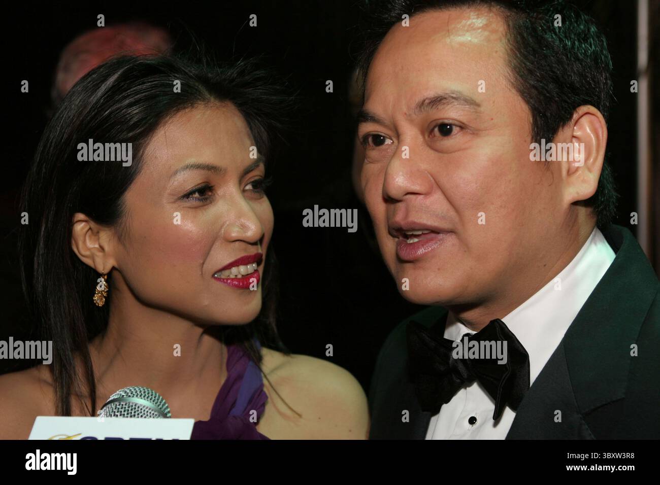 Januar 2005; Palm Springs, CA, USA; die malaysische Schauspielerin, TIARA JACQUELINA und Regisseurin, SAH TEONG HIN aus dem Film Puteri Gunung Ledang, dem teuersten Film, den die Malaysianer je gedreht haben, und jetzt steht sie für den Academy Award. Bei den Gala Awards für das Palm Springs International Film Festival. Im Palm Springs Convention Center. (Bild: © Dane Andrew/ZUMA Press Wire) Stockfoto