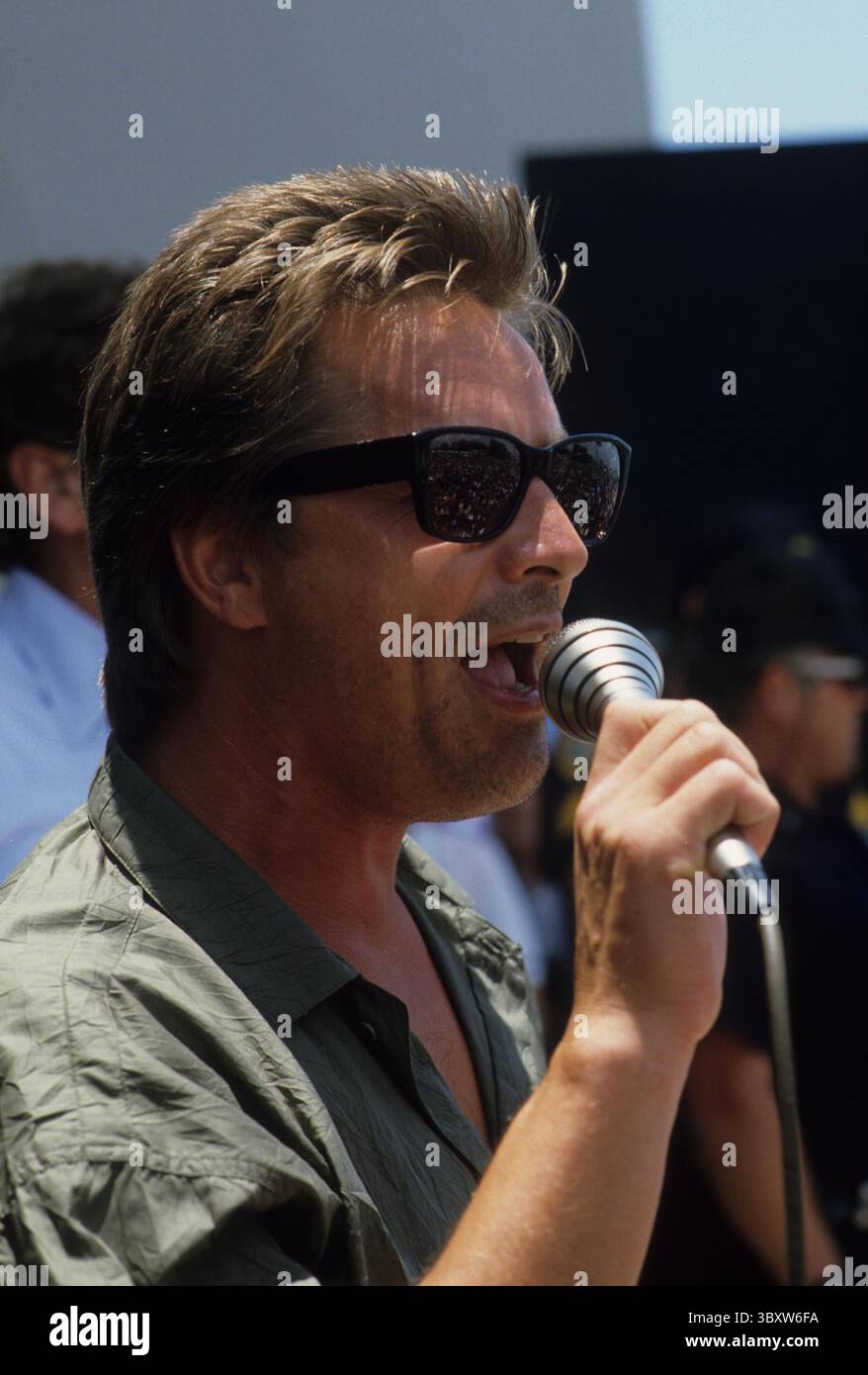 Circa 1984, Miami, Florida, USA: DON JOHNSON während der Dreharbeiten von Miami Vice. Miami Vice war eine US-amerikanische Krimi-Serie mit Don Johnson als James „Sonny“ Crockett und Philip Michael Thomas als Ricardo „Rico“ Tubbs, zwei Detektive des Metro-Dade Police Department, die Undercover in Miami arbeiten. (Bild: © Stan Gelberg/ZUMA Press Wire) Stockfoto
