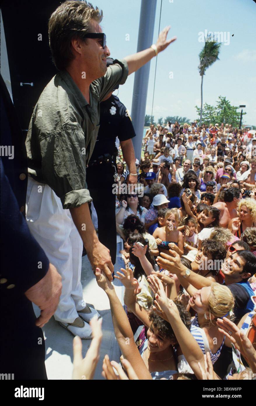 Circa 1984, Miami, Florida, USA: DON JOHNSON während der Dreharbeiten von Miami Vice. Miami Vice war eine US-amerikanische Krimi-Serie mit Don Johnson als James „Sonny“ Crockett und Philip Michael Thomas als Ricardo „Rico“ Tubbs, zwei Detektive des Metro-Dade Police Department, die Undercover in Miami arbeiten. (Bild: © Stan Gelberg/ZUMA Press Wire) Stockfoto