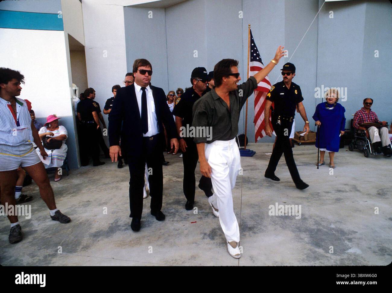 Circa 1984, Miami, Florida, USA: DON JOHNSON während der Dreharbeiten von Miami Vice. Miami Vice war eine US-amerikanische Krimi-Serie mit Don Johnson als James „Sonny“ Crockett und Philip Michael Thomas als Ricardo „Rico“ Tubbs, zwei Detektive des Metro-Dade Police Department, die Undercover in Miami arbeiten. (Bild: © Stan Gelberg/ZUMA Press Wire) Stockfoto