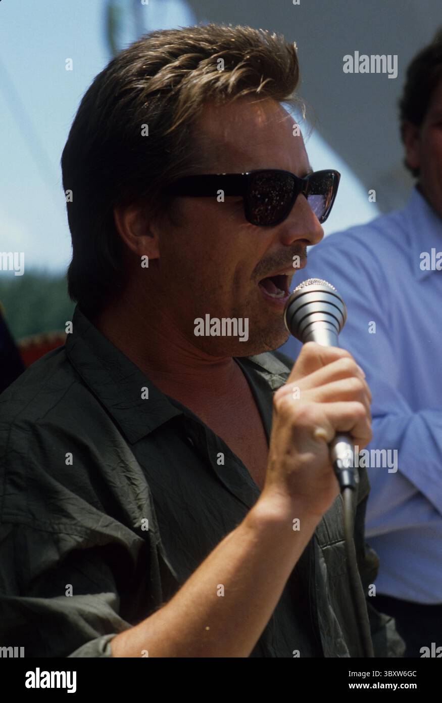 Circa 1984, Miami, Florida, USA: DON JOHNSON während der Dreharbeiten von Miami Vice. Miami Vice war eine US-amerikanische Krimi-Serie mit Don Johnson als James „Sonny“ Crockett und Philip Michael Thomas als Ricardo „Rico“ Tubbs, zwei Detektive des Metro-Dade Police Department, die Undercover in Miami arbeiten. (Bild: © Stan Gelberg/ZUMA Press Wire) Stockfoto