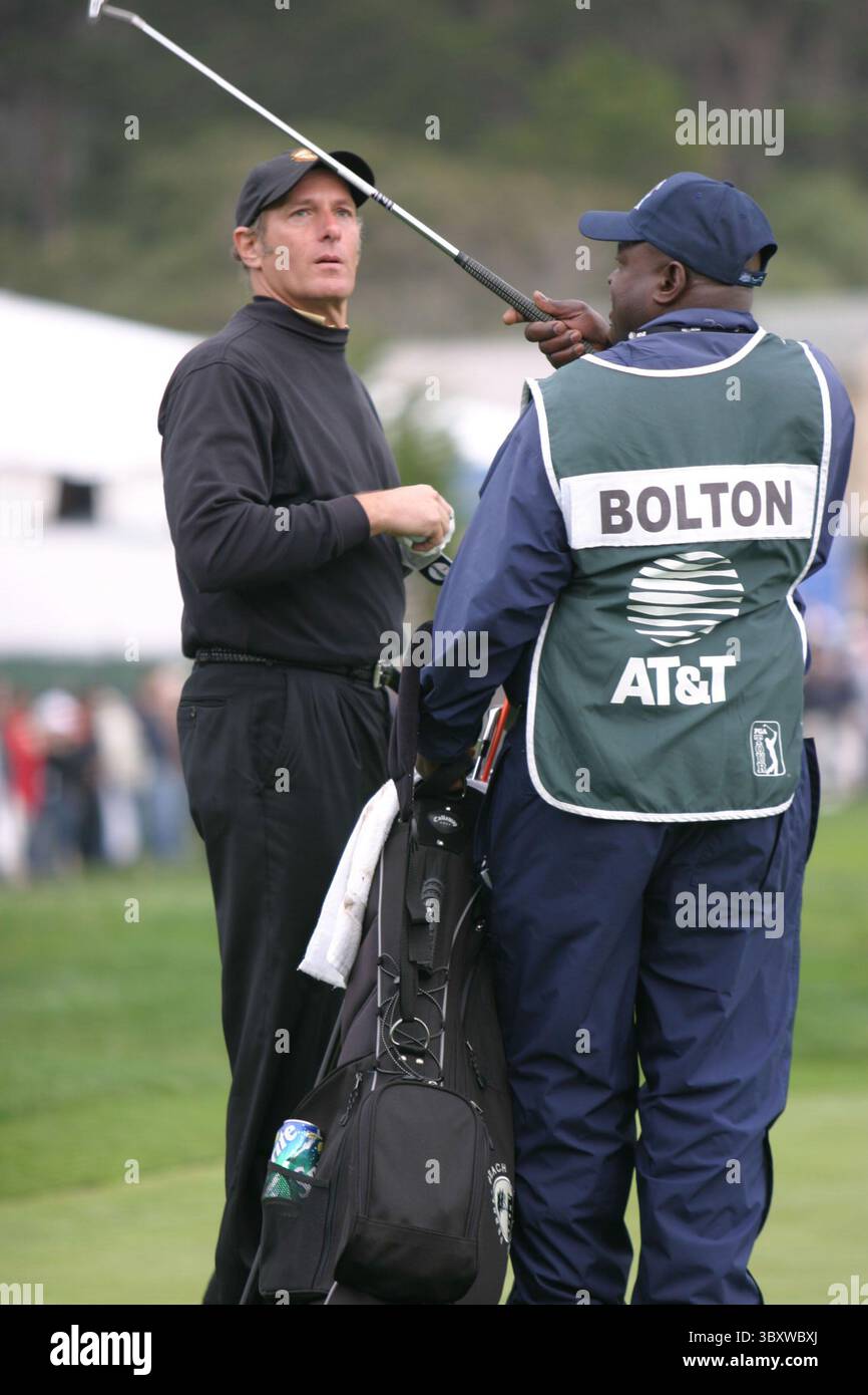 Februar 2005; Pebble Beach, CA, USA; Sänger MICHAEL BOLTON schaffte es, am letzten Tag bei der AT&T National Pro-am mit den Profis zu spielen. Aufgenommen am 18. Loch der Pebble Beach Golf Links. (Bild: © Dane Andrew/ZUMA Press Wire) Stockfoto