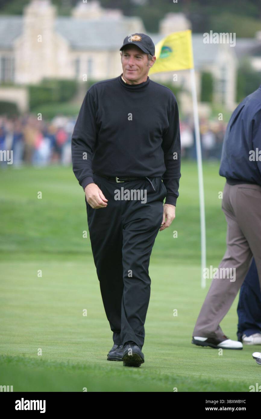 Februar 2005; Pebble Beach, CA, USA; Sänger MICHAEL BOLTON schaffte es, am letzten Tag bei der AT&T National Pro-am mit den Profis zu spielen. Aufgenommen am 18. Loch der Pebble Beach Golf Links. (Bild: © Dane Andrew/ZUMA Press Wire) Stockfoto