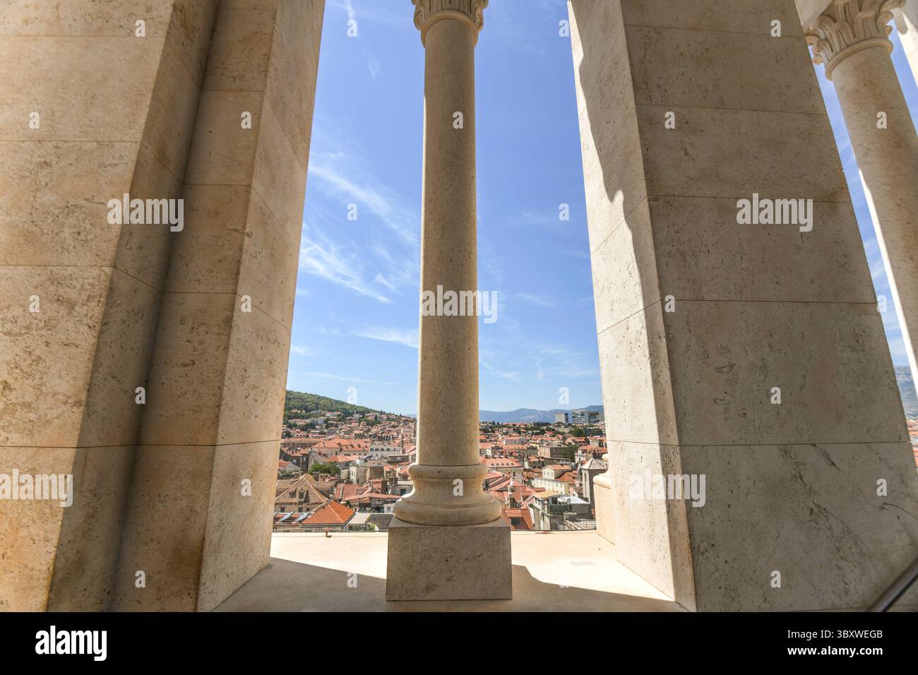 Panoramablick auf Split vom Glockenturm des Diokletianischen Palastes, Kroatien Stockfoto