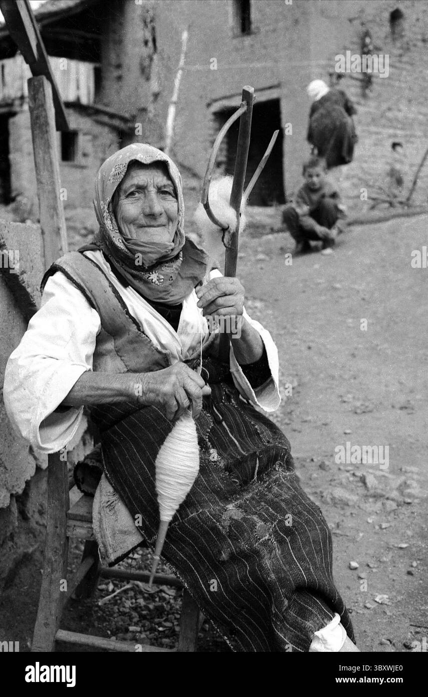 Eine ältere Frau, die 1966 in einem Dorf in der Nähe von Florina in Nordgriechenland Wolle spinnt Stockfoto
