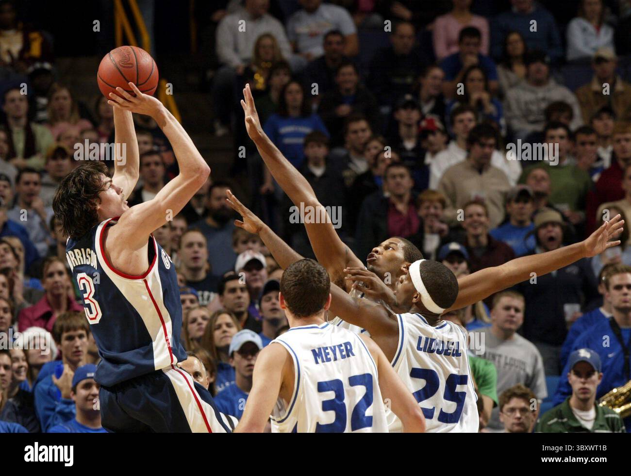 22. Dezember 2005: Gonzagas Adam Morrison setzt zwei seiner 14 zweiten Halbpunkte gegen Justin Johnson von St. Louis, Zweiter von rechts, und Torhüter Tommie Liddell. Gonzaga besiegte St. Louis 60–57 im Savvis Center in St. Louis, Missouri am Donnerstag, den 22. Dezember 2005. (Chris Lee/St. Louis Post-Dispatch/KRT) (Credit Image: © Chris Lee/St Louis Post-Dispatch via ZUMA Press Wire) Stockfoto