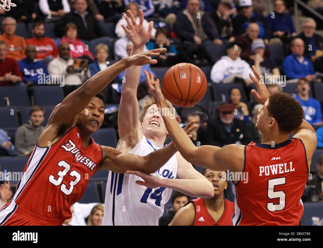14. Januar 2015 - St. Louis, MO, USA - Saint Louis' Brett Jolly, Mittelteil, tritt am Mittwoch, 14. Januar 2015 in der Chaifetz Arena in St. Louis um einen Ball gegen Duquesne's L.G. Gill (33) und TySean Powell (5) an. Der Gastgeber Billikens gewann 78:69. (Foto: © Chris Lee/St Louis Post-Dispatch via ZUMA Press Wire) Stockfoto