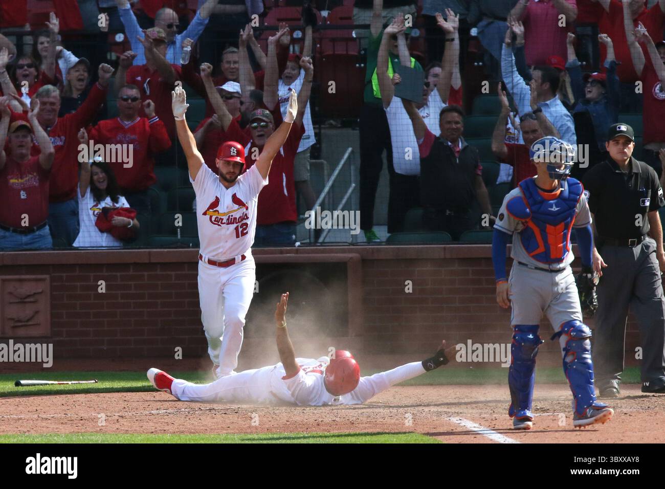 26. April 2018: St. Louis, MO, USA - Jose Martinez, Mittelteil der St. Louis Cardinals, erzielt den spielsiegreichen Lauf hinter dem New York Mets-Catcher Jose Lobaton auf einer Single von Dexter Fowler im 13. Inning am Donnerstag, 26. April 2018, im Busch Stadium in St. Louis. Auf der linken Seite befindet sich Paul DeJong an Deck. Die Karten haben mit 4:3 gewonnen. (Foto: © Chris Lee/St Louis Post-Dispatch via ZUMA Press Wire) Stockfoto