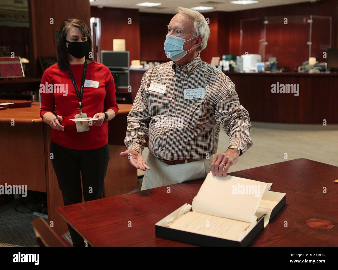 21. September 2020, St. Louis, MO, USA: Stephen Phelps öffnet am Montag, 21. September 2020, das Tagebuch seiner Großmutter Adele Quinette, um eine Nachrichtentruppe im Missouri Historical Society and Research Center in St. Louis zu zeigen. Adele Quinettes sechs Enkelkinder beschlossen, ihr Tagebuch über ihre Erfahrungen auf der Weltausstellung 1904 der Missouri Historical Society zu spenden. (Bild: © Cheyenne Boone/St Louis Post-Dispatch via ZUMA Press Wire) Stockfoto