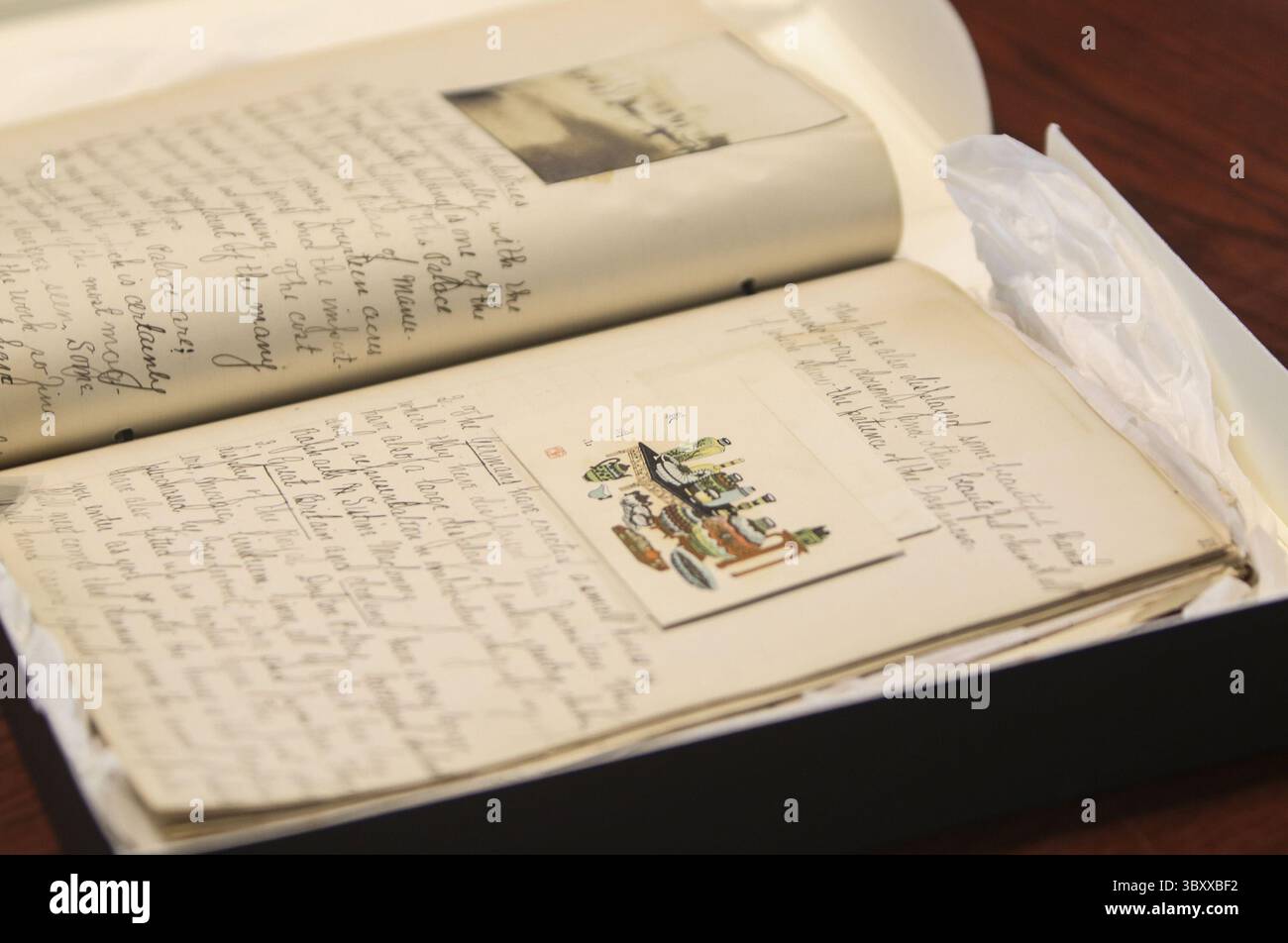 21. September 2020, St. Louis, MO, USA: Eine Seite aus Adele Quinettes Tagebuch im Missouri Historical Society and Research Center in St. Louis am Montag, 21. September 2020. Adele Quinettes sechs Enkelkinder beschlossen, ihr Tagebuch über ihre Erfahrungen auf der Weltausstellung 1904 der Missouri Historical Society zu spenden. Adele schrieb das Tagebuch, als sie 16 war, und dies ist das erste World's Fair-Tagebuch, das seit 1996 der Missouri Historical Society geschenkt wurde. (Bild: © Cheyenne Boone/St Louis Post-Dispatch via ZUMA Press Wire) Stockfoto