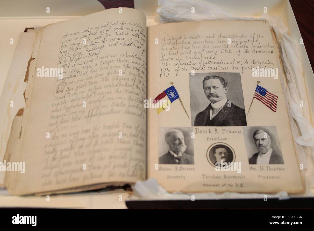 21. September 2020, St. Louis, MO, USA: Seiten aus Adele Quinettes Tagebuch im Missouri Historical Society and Research Center in St. Louis am Montag, 21. September 2020. Adele Quinettes sechs Enkelkinder beschlossen, ihr Tagebuch über ihre Erfahrungen auf der Weltausstellung 1904 der Missouri Historical Society zu spenden. Adele schrieb das Tagebuch, als sie 16 war, und dies ist das erste World's Fair-Tagebuch, das seit 1996 der Missouri Historical Society geschenkt wurde. (Bild: © Cheyenne Boone/St Louis Post-Dispatch via ZUMA Press Wire) Stockfoto