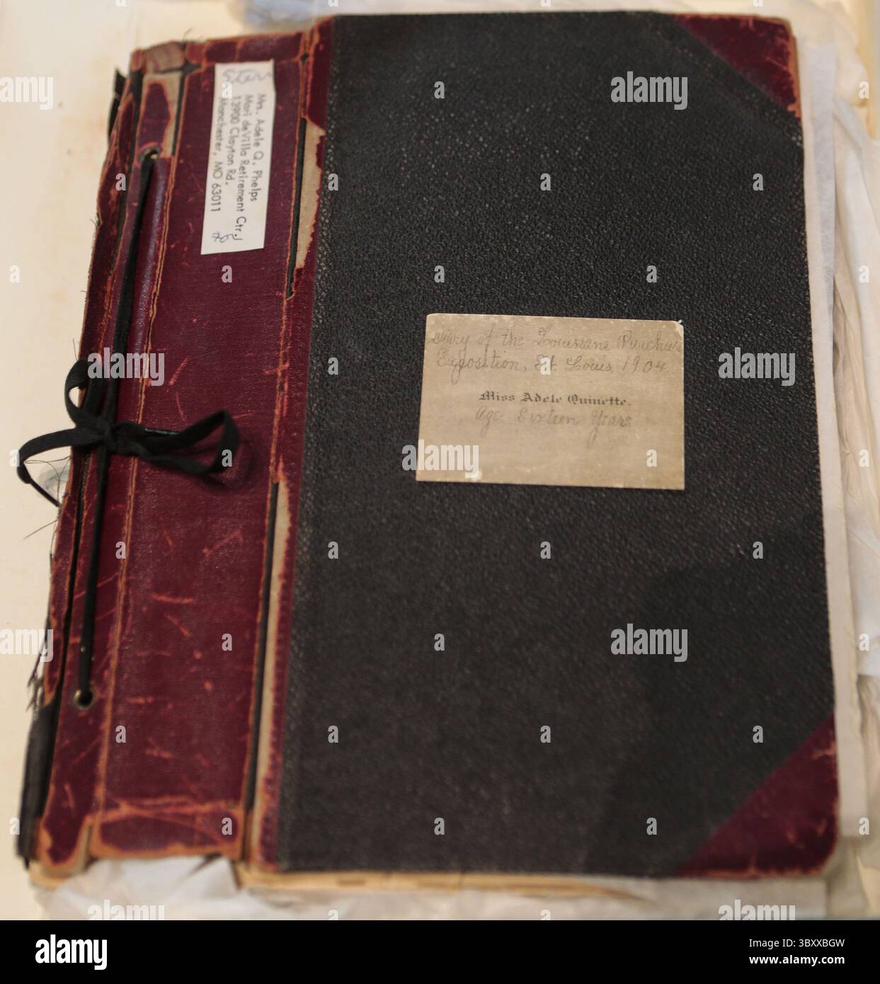 21. September 2020, St. Louis, MO, USA: Das Cover von Adele Quinettes Tagebuch im Missouri Historical Society and Research Center in St. Louis am Montag, 21. September 2020. Adele Quinettes sechs Enkelkinder beschlossen, ihr Tagebuch über ihre Erfahrungen auf der Weltausstellung 1904 der Missouri Historical Society zu spenden. (Bild: © Cheyenne Boone/St Louis Post-Dispatch via ZUMA Press Wire) Stockfoto