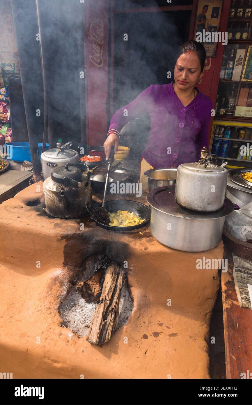 11. Februar 2015, Malekhu, Provinz Bagmati, Nepal: Eine Frau kocht auf einem Chulo oder einem traditionellen Holzofen aus Schlamm in einem Straßenrestaurant in Malekhu, Nepal. (Kreditbild: © Jon G. Fuller/VW Pics via ZUMA Press Wire) Stockfoto
