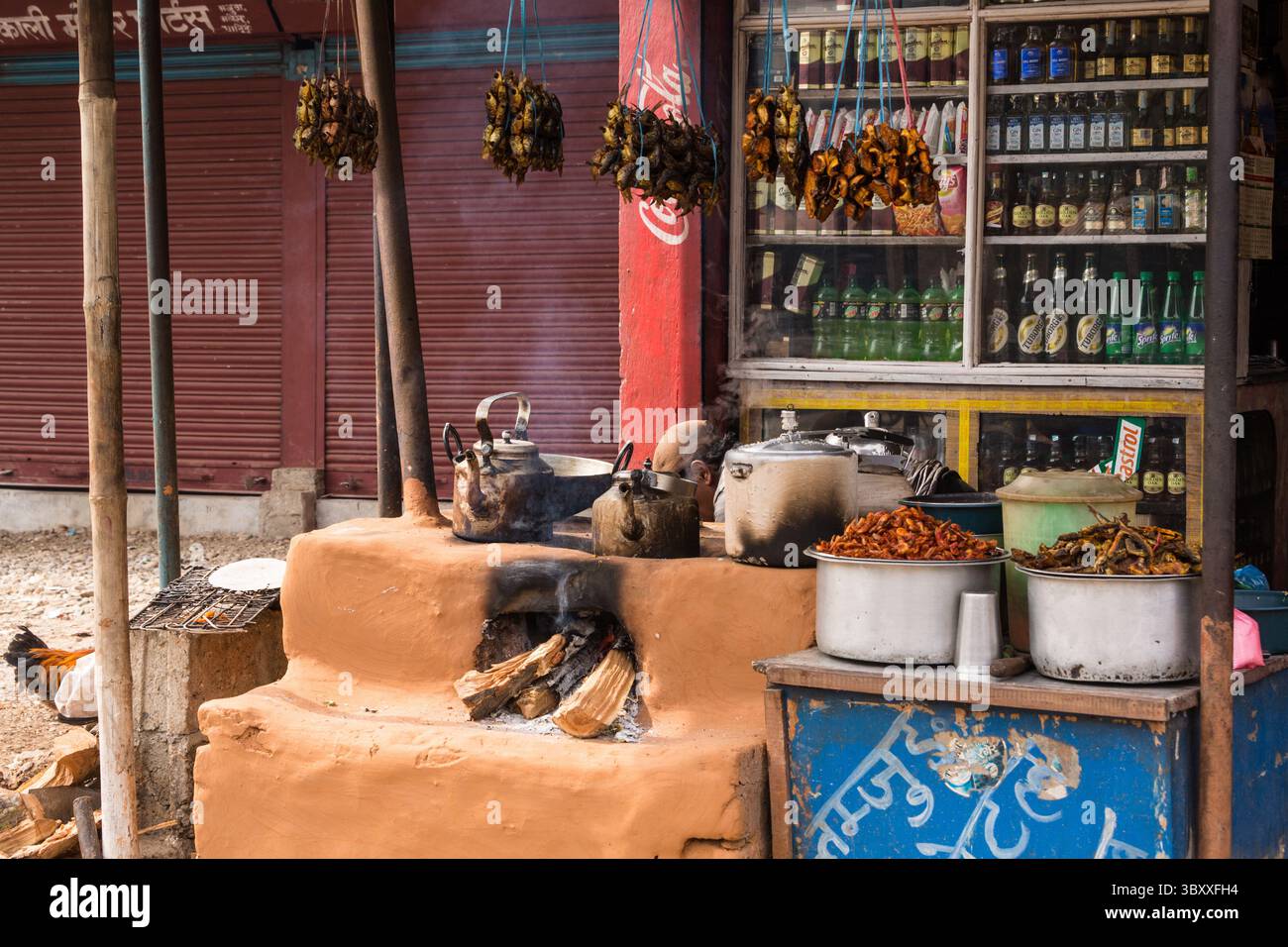 11. Februar 2015, Malekhu, Provinz Bagmati, Nepal: Ein Chulo oder traditioneller Holzofen aus Schlamm in einem Straßenrestaurant in Malekhu, Nepal. Rauch getrocknete Fische hängen von der Decke im Hintergrund. (Kreditbild: © Jon G. Fuller/VW Pics via ZUMA Press Wire) Stockfoto