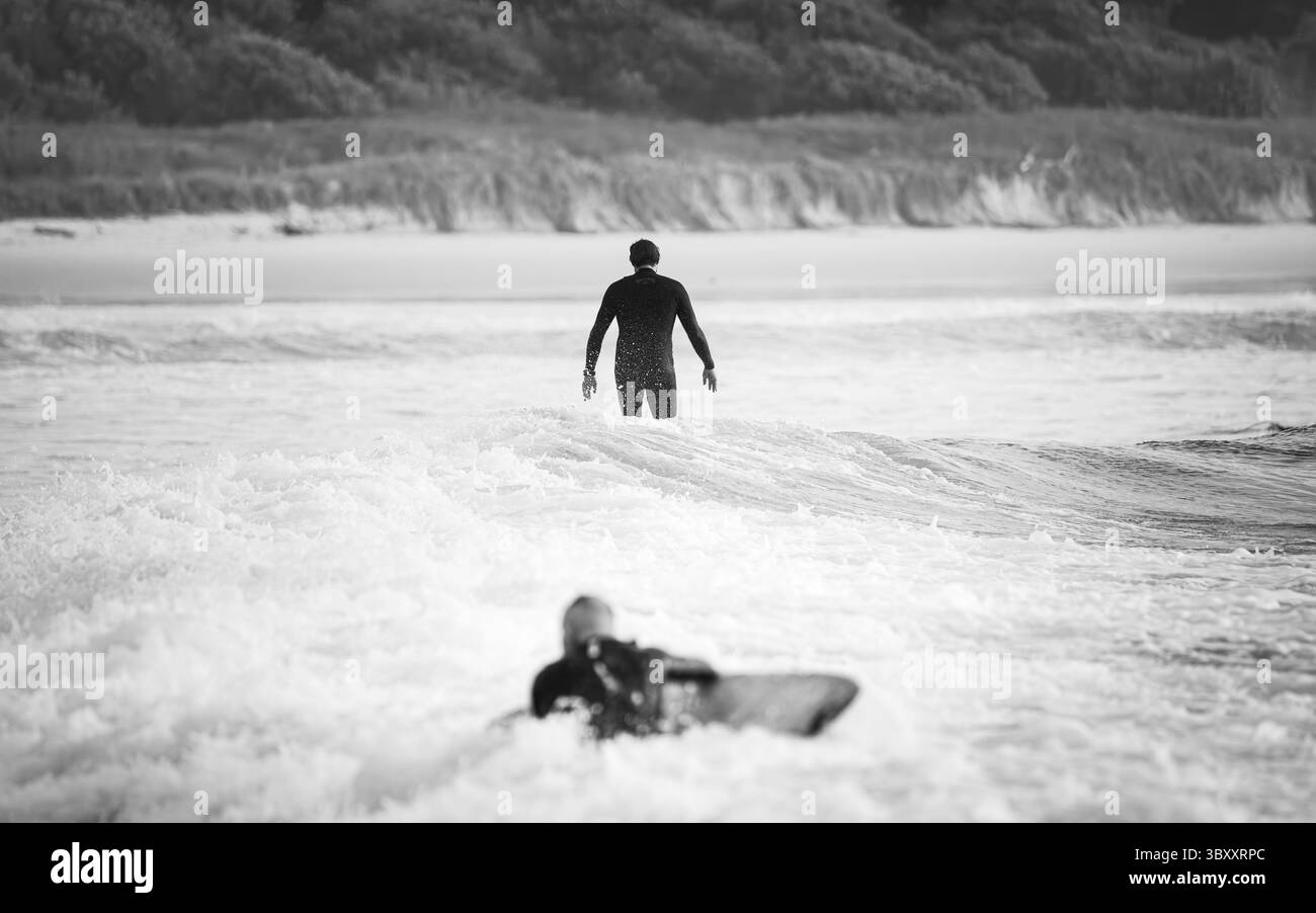 Surfer am Lenox Head Beach Stockfoto