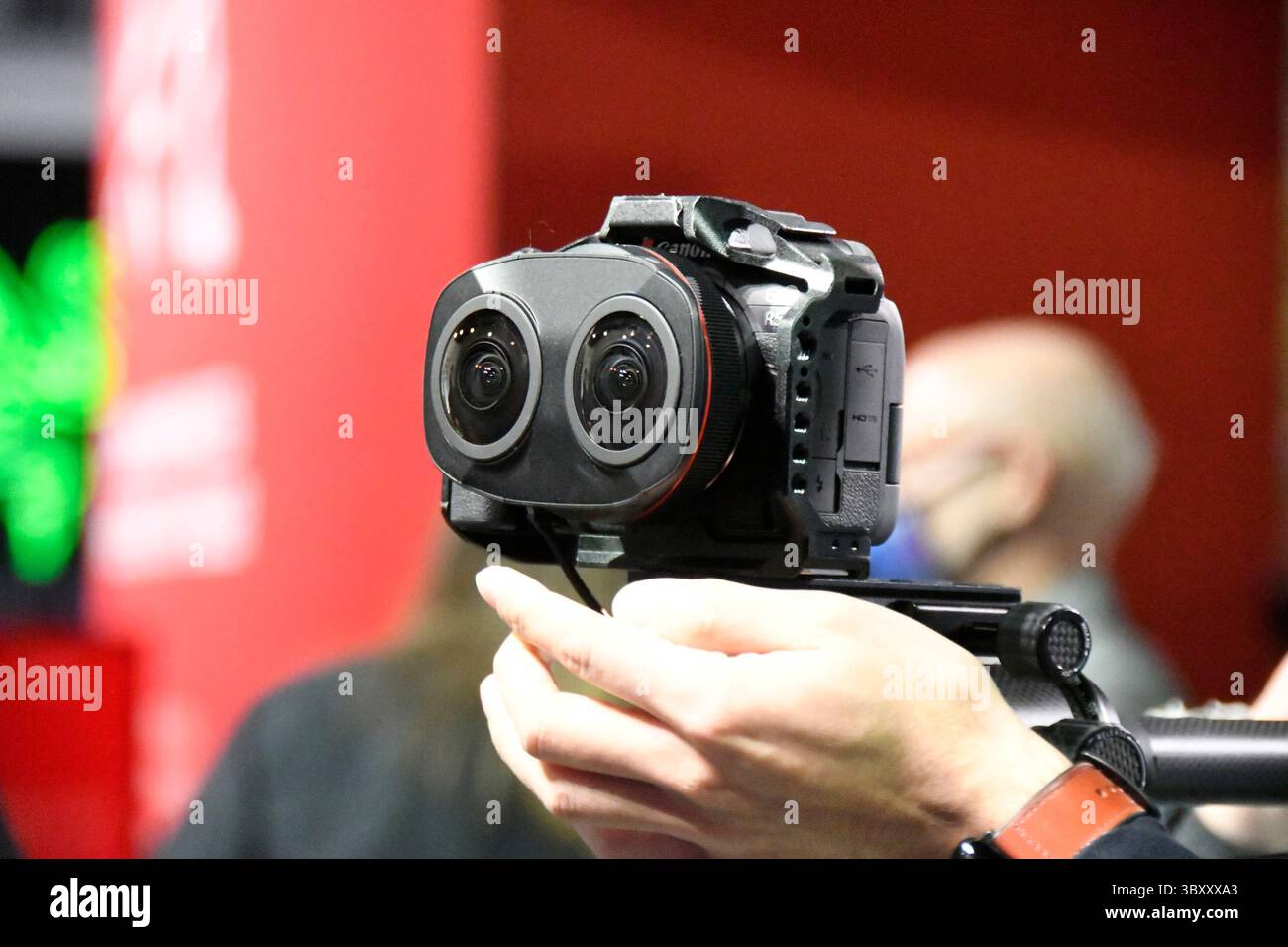 Canon zeigt am zweiten Tag der CES 2022 Electronic Show, Donnerstag, Las Vegas NV/USA, 6. Januar 2022, die erste Art von zwei Fischaugenobjektiven (Foto: © Gene Blevins/ZUMA Press Wire). Stockfoto