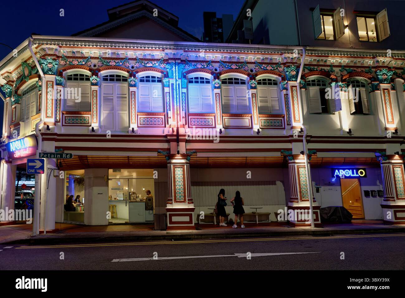 Eine bunt beleuchtete, restaurierte alte Reihe von Shophouses im Peranakan-Stil, in der Live-Musik-Veranstaltungsort Apollo; Jalan Besar / Petain Rd, Singapur, untergebracht ist Stockfoto